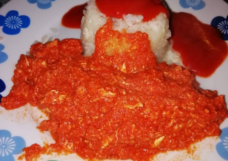 Huevos revueltos con tomate frito y arroz blanco