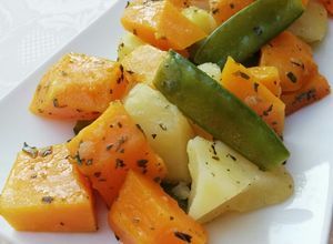 Una foto de Ensalada templada de patatas, calabaza y tirabeques al estragón