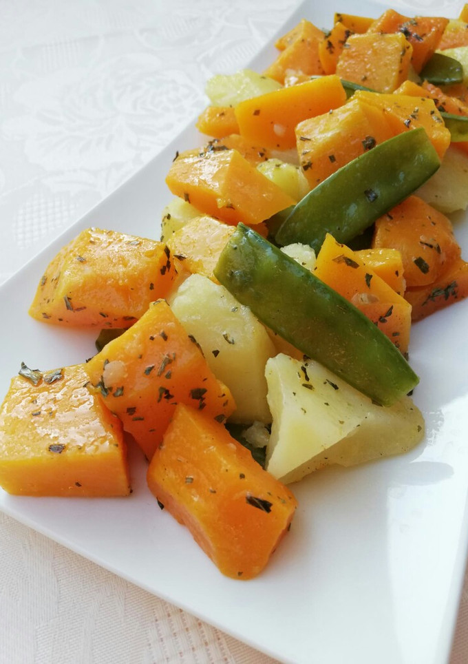 Una foto de Ensalada templada de patatas, calabaza y tirabeques al estragón