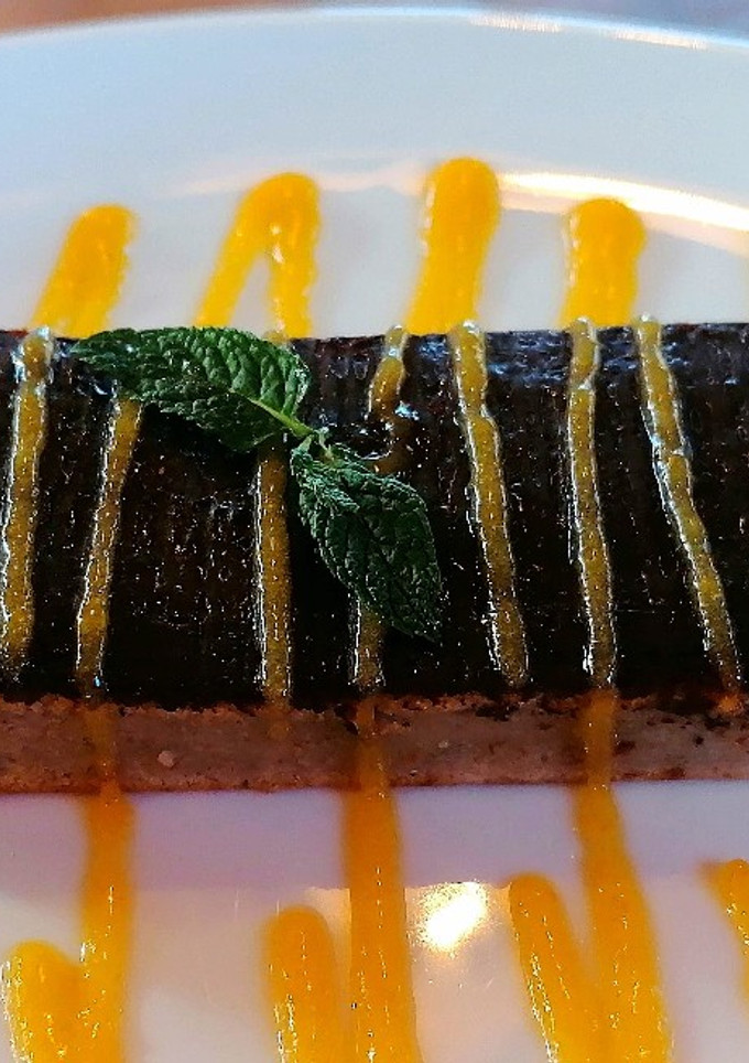 Una foto de Bizcocho de plátano y coulis de melocotón