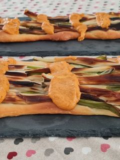 Una foto de Coca de recapte de calçots