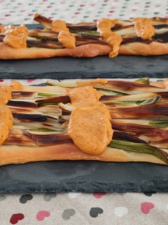 Una foto de Coca de recapte de calçots