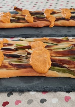 Una foto de Coca de recapte de calçots