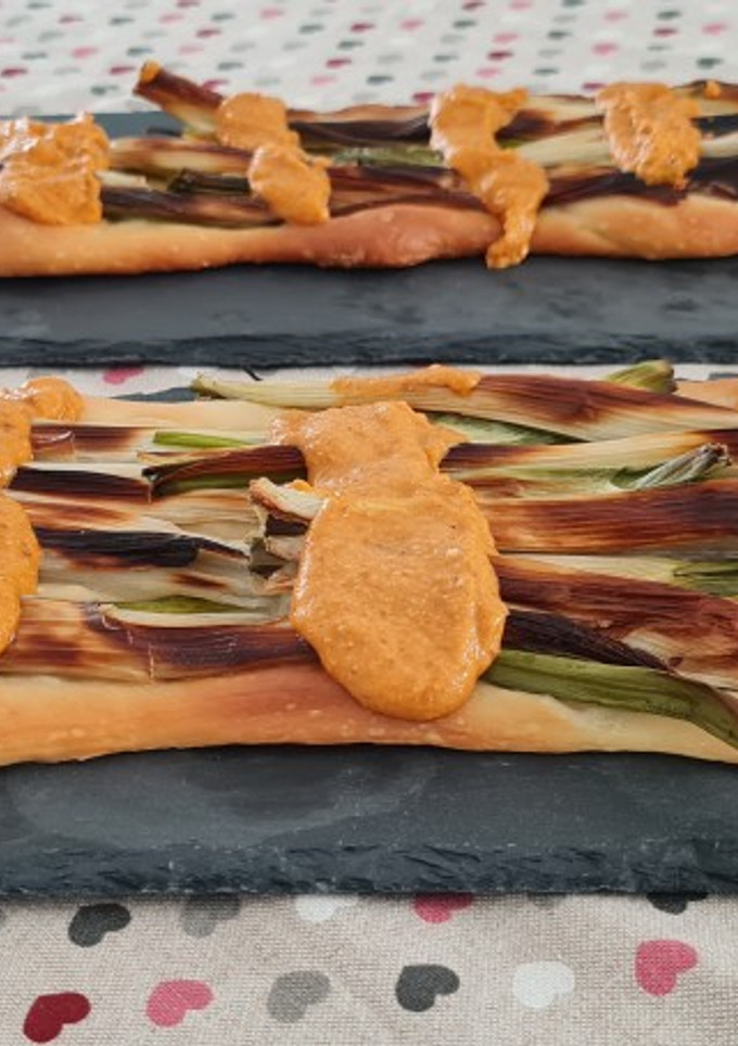 Una foto de Coca de recapte de calçots