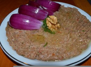 Una foto de Kebbe Naie (carne macerada sin cocción)