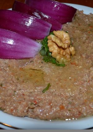 Una foto de Kebbe Naie (carne macerada sin cocción)