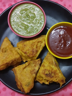 બ્રેડ પકોડા (Bread Pakoda Recipe In Gujarati) રેસીપી મુખ્ય ફોટો