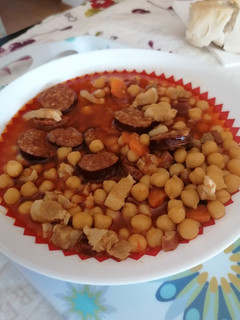 Una foto de Garbanzos con chorizo, panceta y jamón