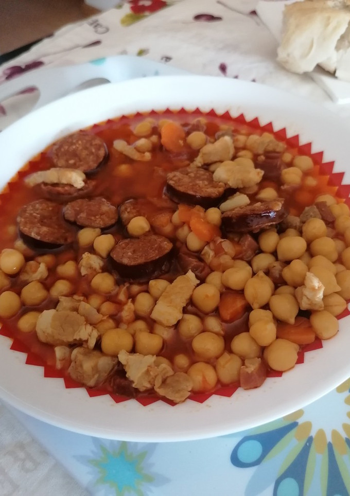Una foto de Garbanzos con chorizo, panceta y jamón