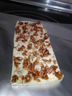 Una foto de Chocolate blanco con sal rosa y pipas garrapiñadas