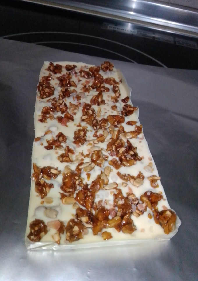 Una foto de Chocolate blanco con sal rosa y pipas garrapiñadas
