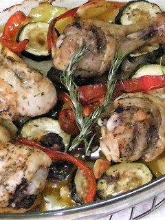 Una foto de Pollo a la cerveza con verduras al horno