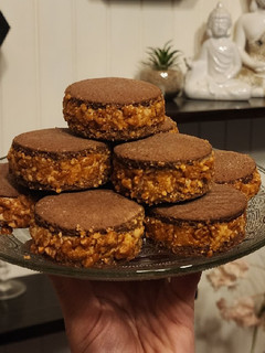 Una foto de Alfajores de maizena reversionados - Masa de cacao y relleno de bon o bon casero 🥜 🫶🏻