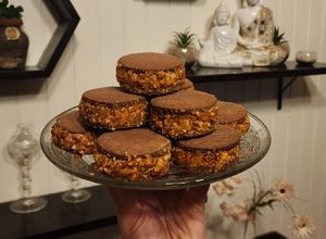 Una foto de Alfajores de maizena reversionados - Masa de cacao y relleno de bon o bon casero 🥜 🫶🏻
