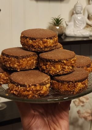 Una foto de Alfajores de maizena reversionados - Masa de cacao y relleno de bon o bon casero 🥜 🫶🏻