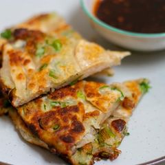 A picture of Spring onions pancake 🥞🥢.