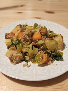 Una foto de Pak Choi con atún, pimientos, zanahoria y patatas