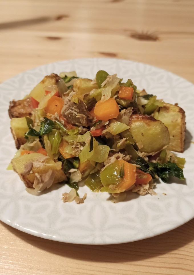 Una foto de Pak Choi con atún, pimientos, zanahoria y patatas