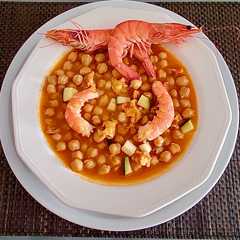 Una foto de Garbanzos con langostinos
