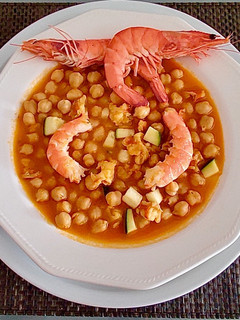 Una foto de Garbanzos con langostinos