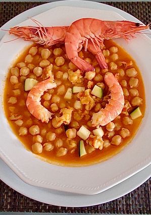 Una foto de Garbanzos con langostinos