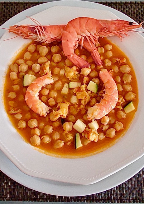 Una foto de Garbanzos con langostinos