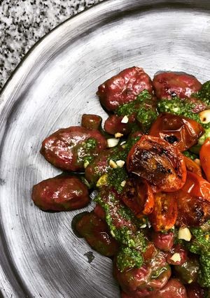 Una foto de Ñoquis de remolacha con pesto trapanese