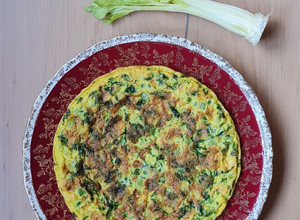 Una foto de Tortilla de hojas de apio 🥘 receta de aprovechamiento