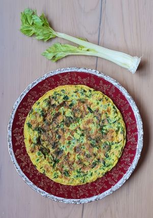 Una foto de Tortilla de hojas de apio 🥘 receta de aprovechamiento