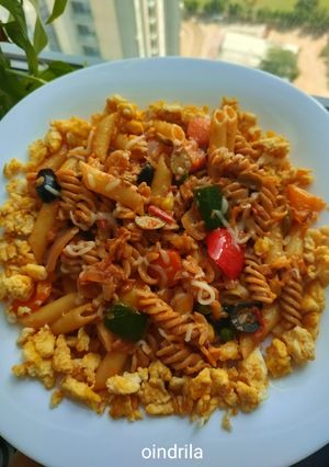 ভেজিটেবলস চীজি এগ পাস্তা (vegetable cheesy egg pasta recipe in Bengali) রেসিপির প্রধান ছবি