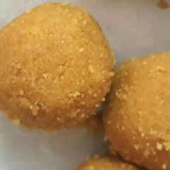 A picture of Besan ladoo.