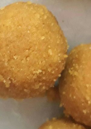 A picture of Besan ladoo.