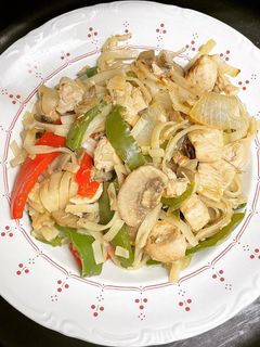 Una foto de Tallarines de arroz orientales con verduras, pollo y salsa de soja