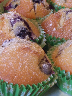 Una foto de Muffins de yogur con arándanos y granada