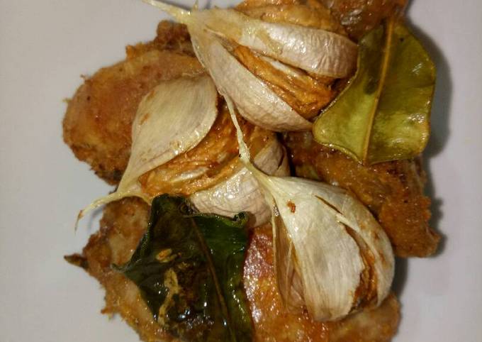 Ayam goreng bawang daun jeruk