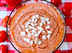 Una foto de Sopa fría de tomate tipo gazpacho con morrón rojo 🍅🥒🧅🧄🍞