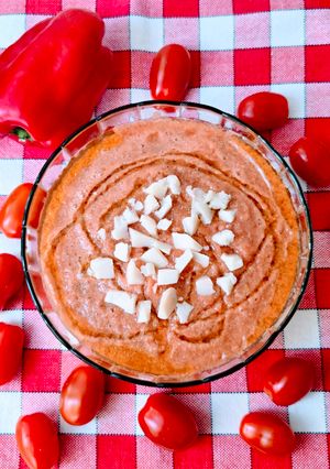 Una foto de Sopa fría de tomate tipo gazpacho con morrón rojo 🍅🥒🧅🧄🍞