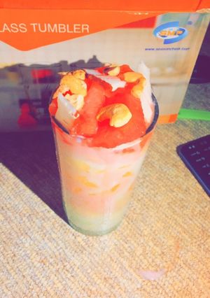 A picture of Fruit parfait.