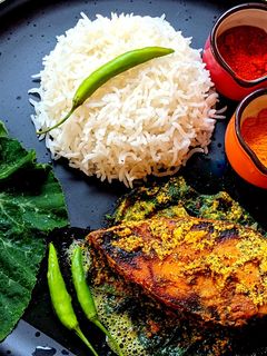 কুমড়ো পাতায় সর্ষে ইলিশ (Kumro patay shorshe ilish recipe in Bengali) রেসিপির প্রধান ছবি