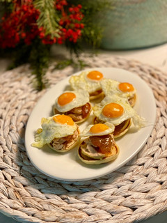 Una foto de Blinis de huevo de codorniz, mermelada de higo y foie