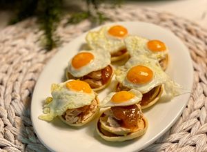 Una foto de Blinis de huevo de codorniz, mermelada de higo y foie