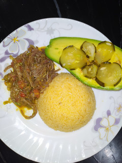 Una foto de 🍖Carne desmechada y 🥒pepinos agridulces