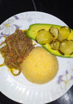 Una foto de 🍖Carne desmechada y 🥒pepinos agridulces