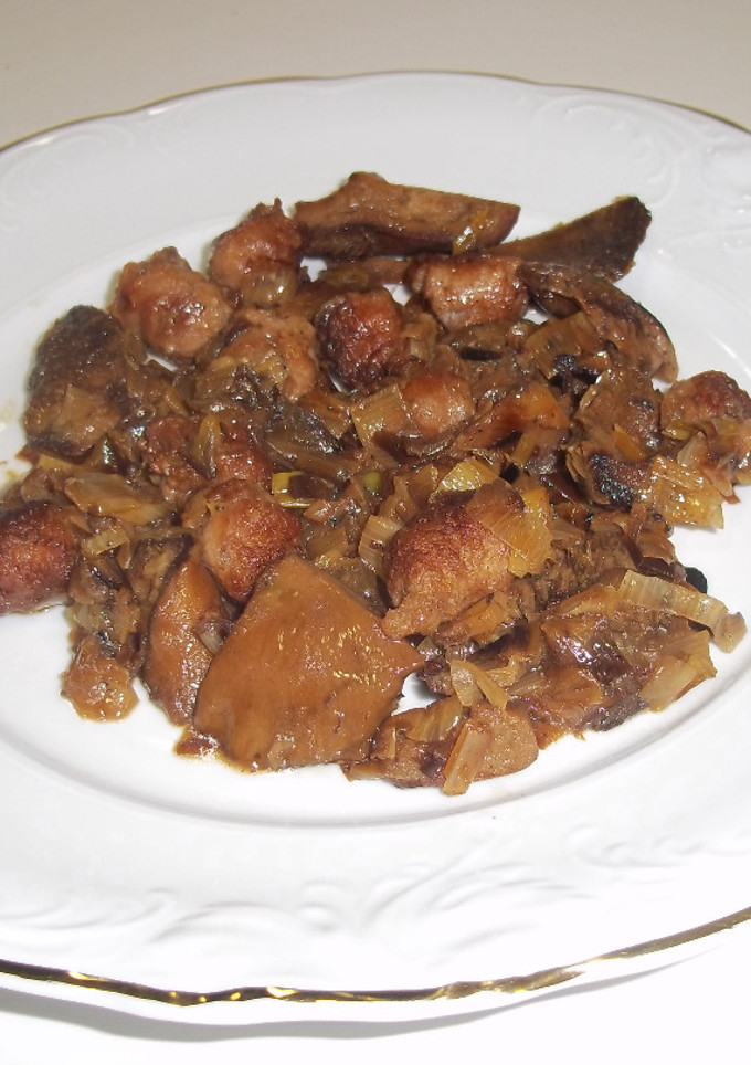 Una foto de Setas con puerro y longanizas blancas