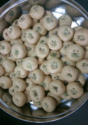 A picture of Moong dal ladoo.