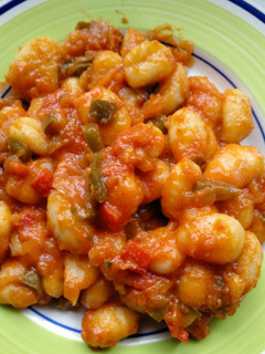 Una foto de Gnocchis con verduras