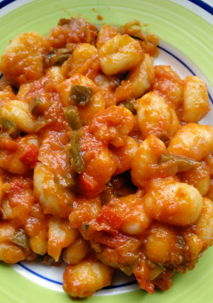 Una foto de Gnocchis con verduras