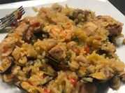 Una foto de cena con mariscos