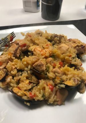 Una foto de Paella con mariscos y pollo