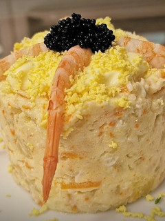 Una foto de Ensaladilla de Merluza y Gamba blanca de Huelva